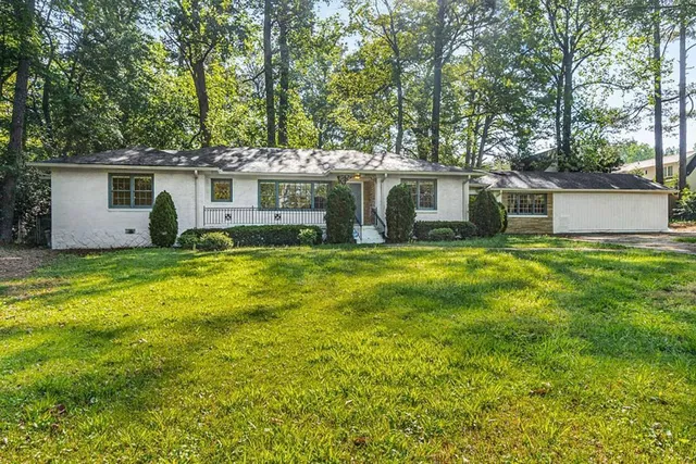 a view of a house with a yard