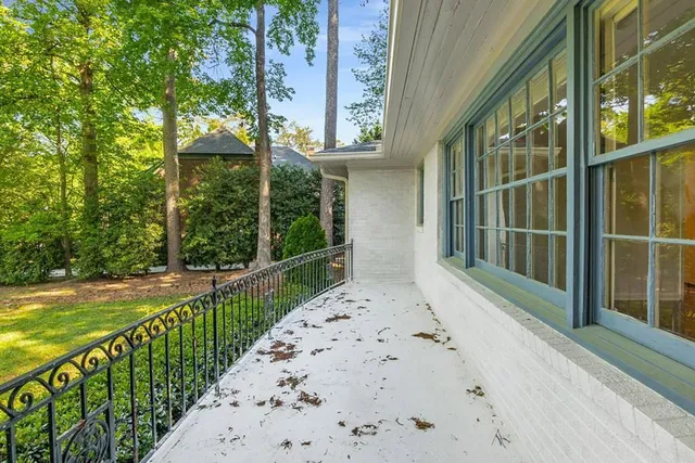 a view of a house with backyard and garden