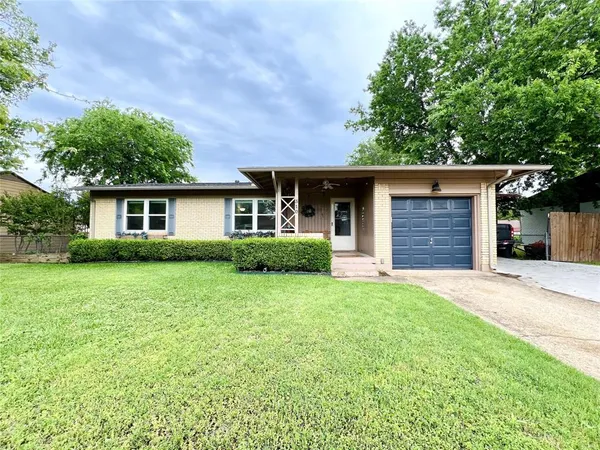 $2,395 | 310 West 15th Street, Irving, TX 75060