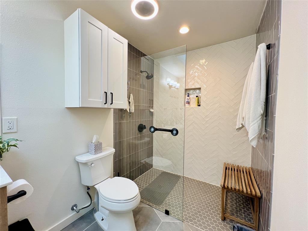 310 West 15th Street Irving, TX 75060 - Photo 11 of 30 a bathroom with a toilet and a shower