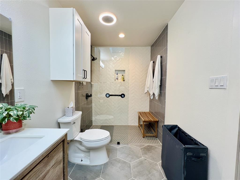 310 West 15th Street Irving, TX 75060 - Photo 10 of 30 a bathroom with a toilet a sink and tub