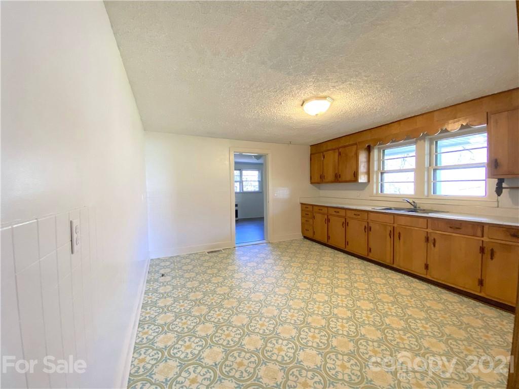 212 Phillips Road Spruce Pine, NC 28777 - Photo 4 of 25 Gallery Image 4