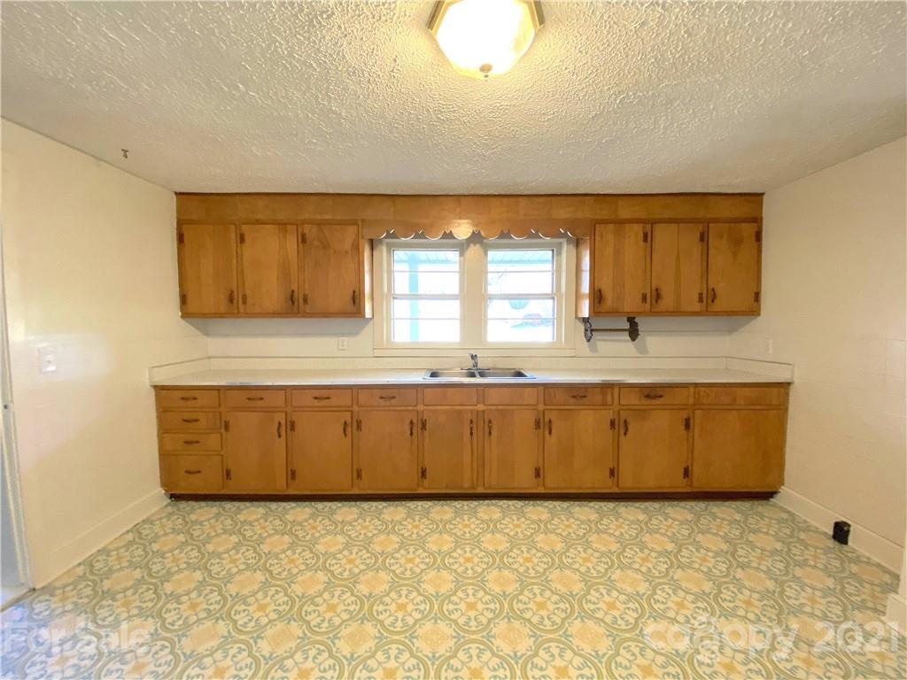 212 Phillips Road Spruce Pine, NC 28777 - Photo 5 of 25 Gallery Image 5