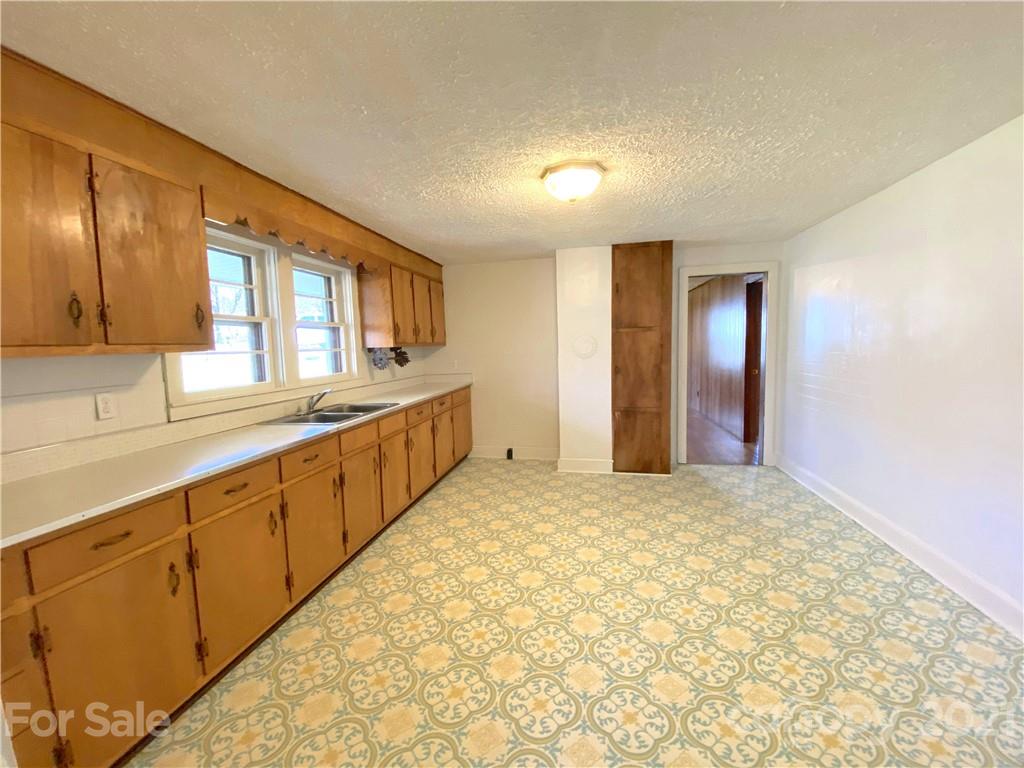 212 Phillips Road Spruce Pine, NC 28777 - Photo 6 of 25 Gallery Image 6