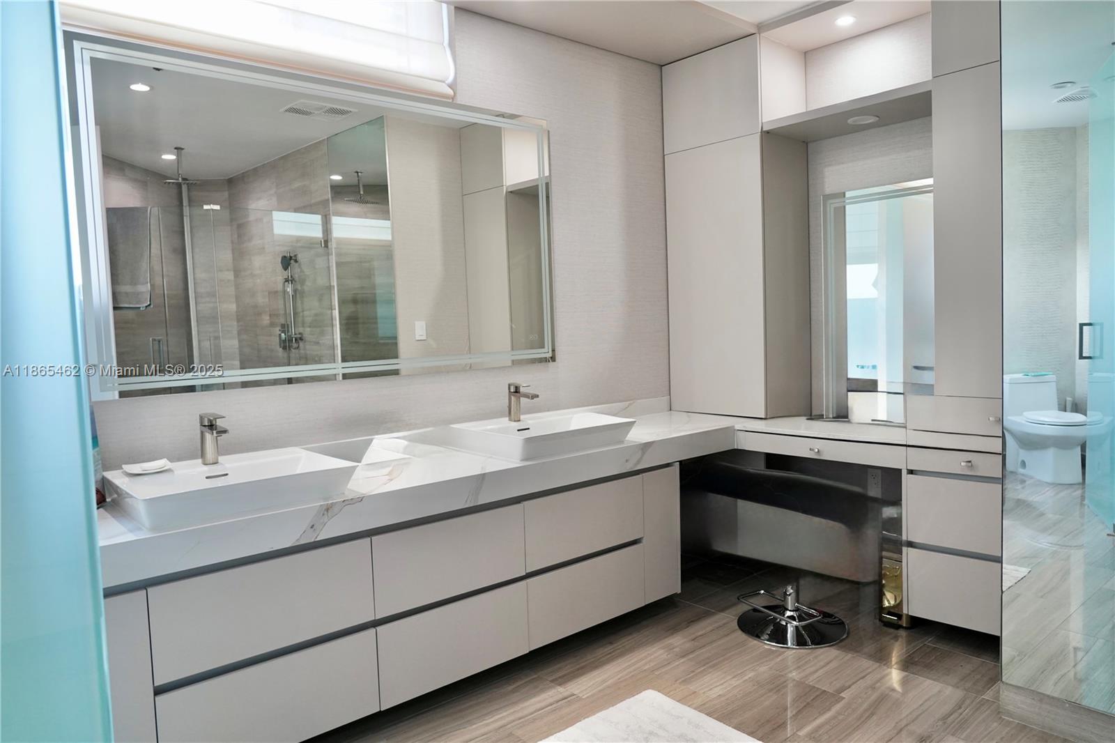 1300 Brickell Bay Drive, Unit 3701 Miami, FL 33131 - Photo 23 of 30