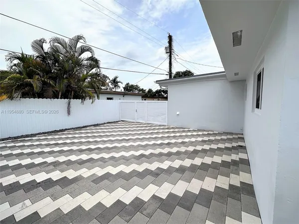 a view of a backyard