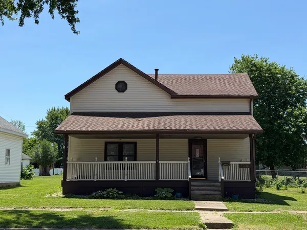 $149,900 | 1206 East Main Street, Clinton, IL 61727