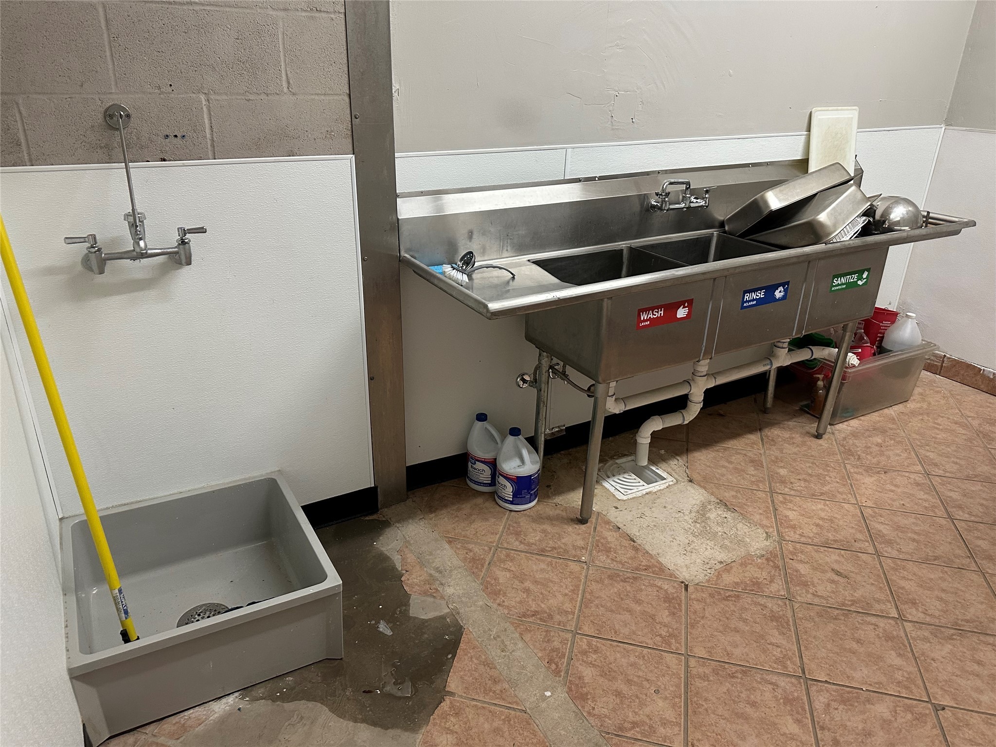 7820 Fulton Street Houston, TX 77022 - Photo 17 of 23 a room with storage and a table