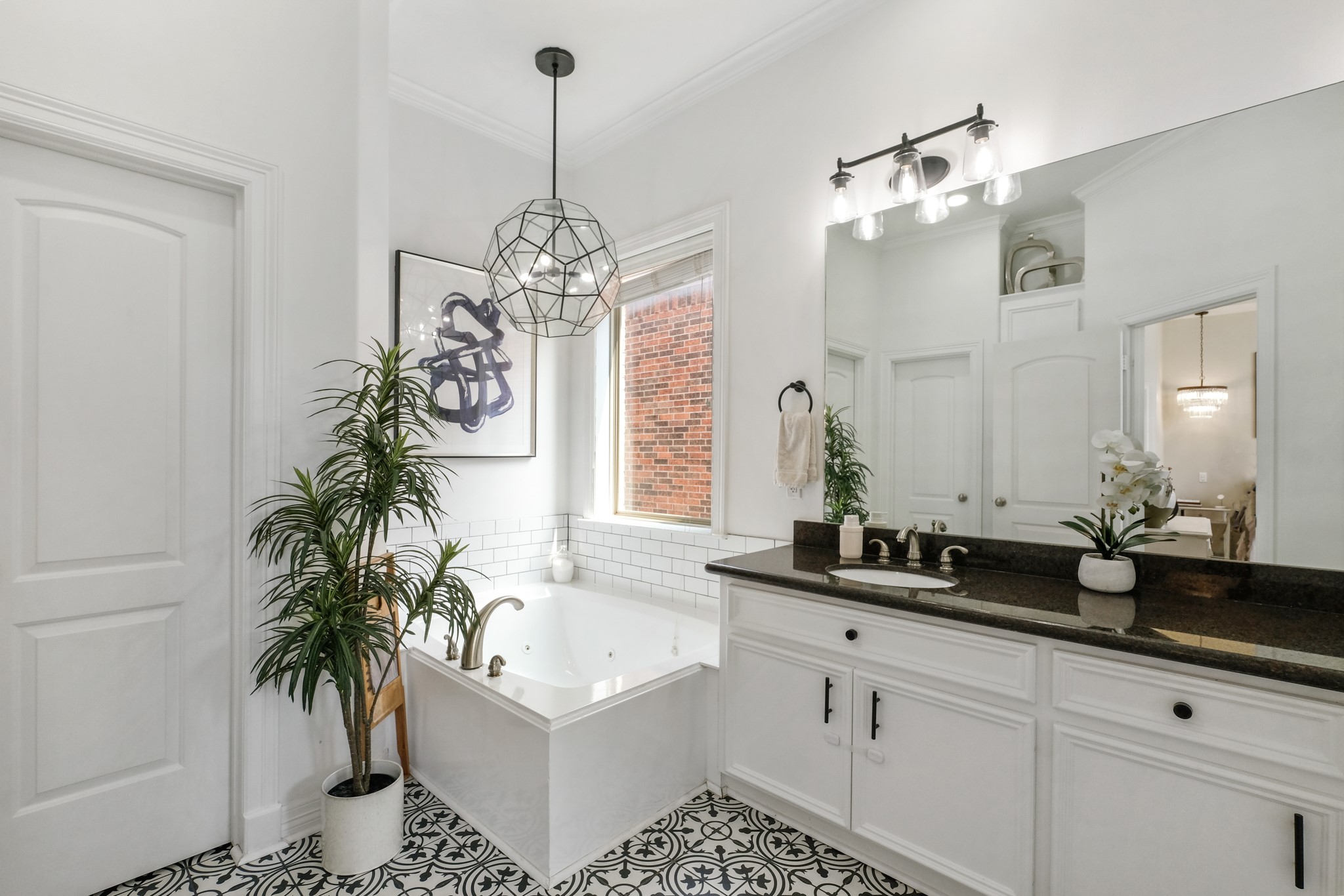 933 West 17th Street Houston, TX 77008 - Photo 10 of 19 This Primary Bathroom is complete with a soaking tub.