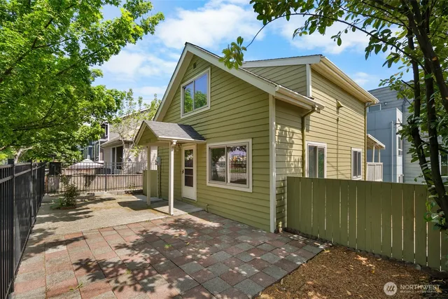 a view of a house with a backyard