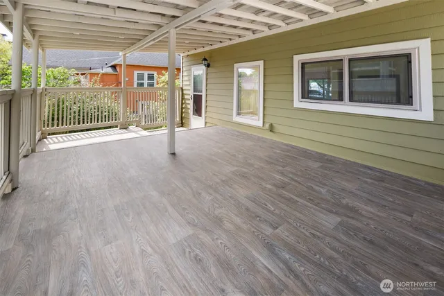 a view of a backyard