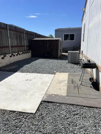 a view of a backyard