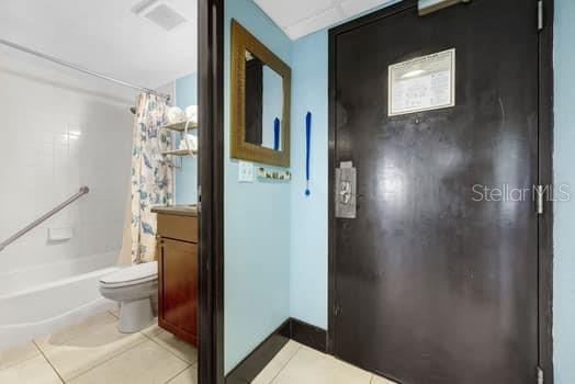 611 Destiny Drive, Unit 210 Ruskin, FL 33570 - Photo 47 of 48 a view of bathroom