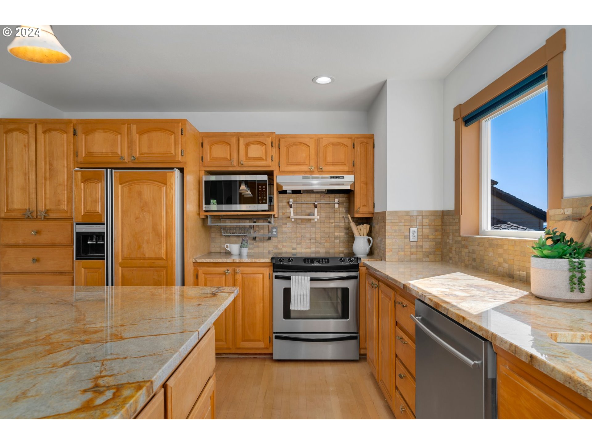 652 Northwest View Ridge Way Camas, WA 98607 - Photo 11 of 39 a kitchen with stainless steel appliances granite countertop a sink stove and refrigerator