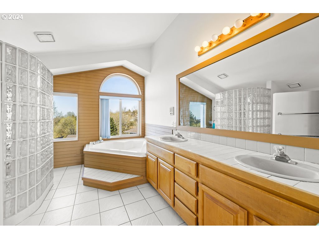 652 Northwest View Ridge Way Camas, WA 98607 - Photo 27 of 39 a spacious bathroom with a mirror a bathtub and shower