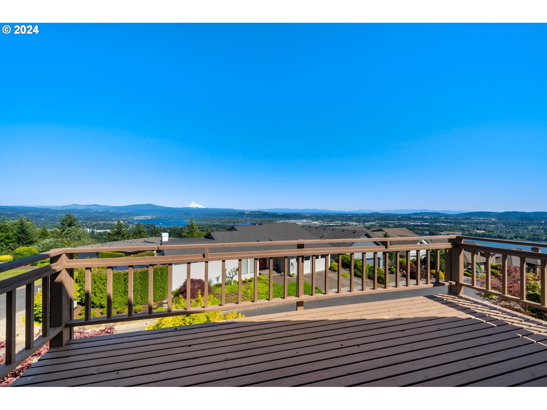 652 Northwest View Ridge Way Camas, WA 98607 - Photo 30 of 39 a view of building with balcony