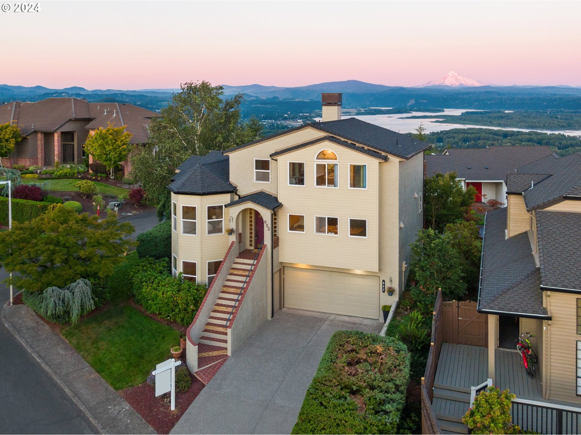 652 Northwest View Ridge Way Camas, WA 98607 - Photo 3 of 39 a front view of a house with a yard