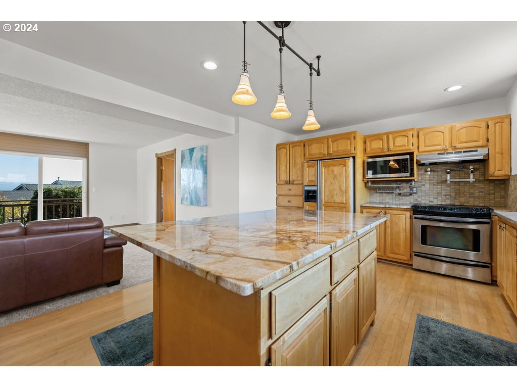 652 Northwest View Ridge Way Camas, WA 98607 - Photo 7 of 39 a kitchen with stainless steel appliances granite countertop a stove kitchen island a refrigerator and a stove