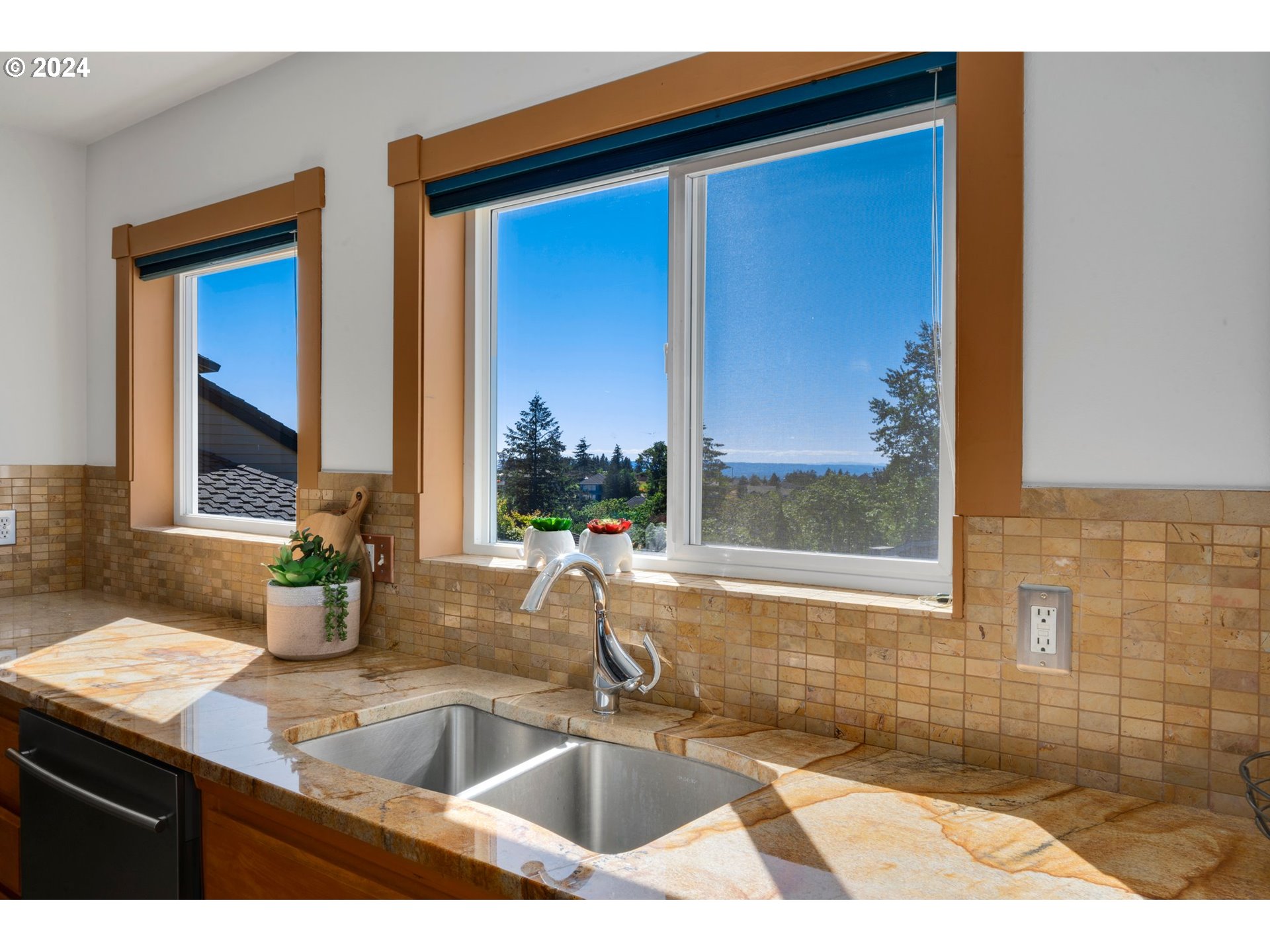 652 Northwest View Ridge Way Camas, WA 98607 - Photo 10 of 39 a bathroom with a sink and a mirror