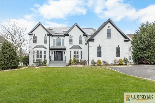 a view of a yard in front of house