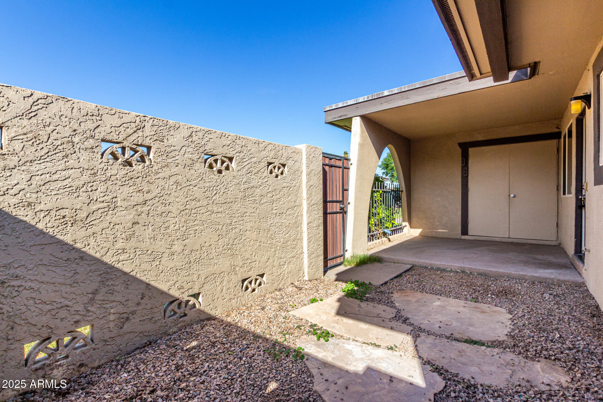 830 South Dobson Road, Unit 98 Mesa, AZ 85202 - Photo 2 of 25 a front view of a house with mountain