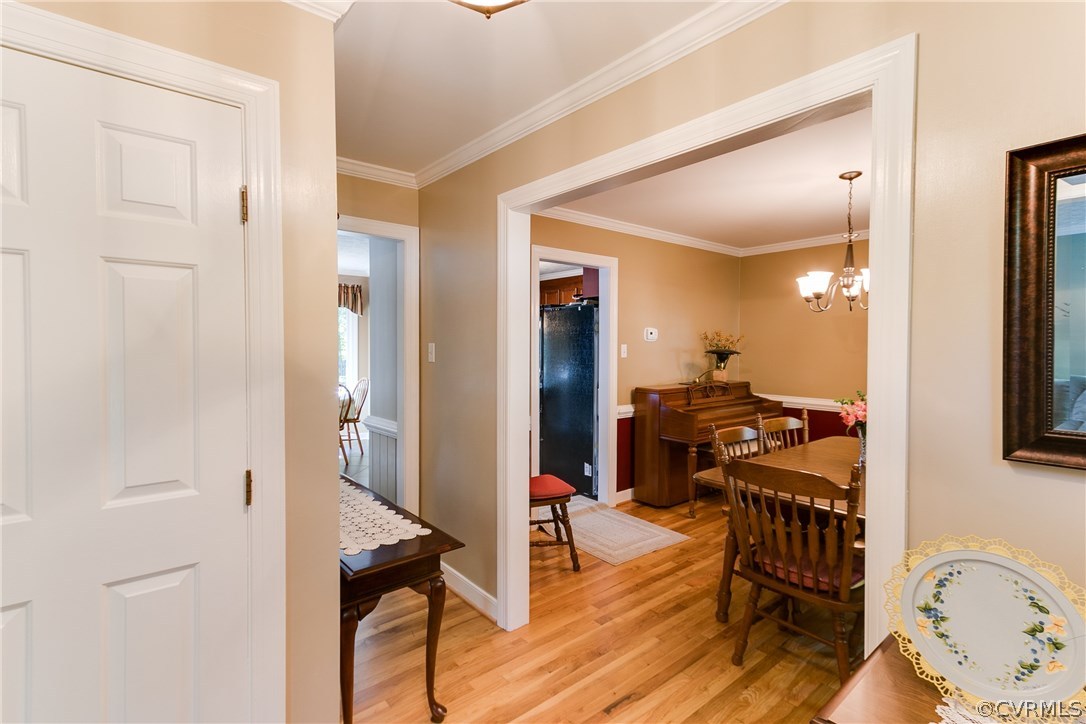 2512 Tanglebrook Road Midlothian, VA 23112 - Photo 5 of 23 a view of a livingroom with furniture and workspace