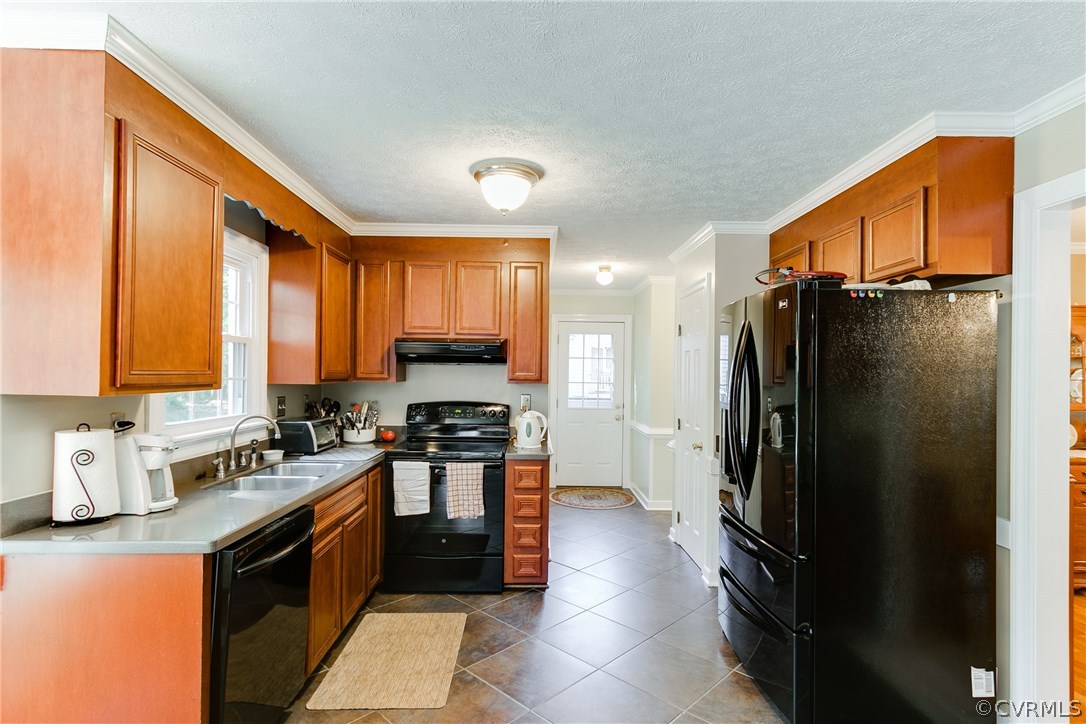 2512 Tanglebrook Road Midlothian, VA 23112 - Photo 8 of 23 a kitchen with stainless steel appliances granite countertop a refrigerator stove and sink