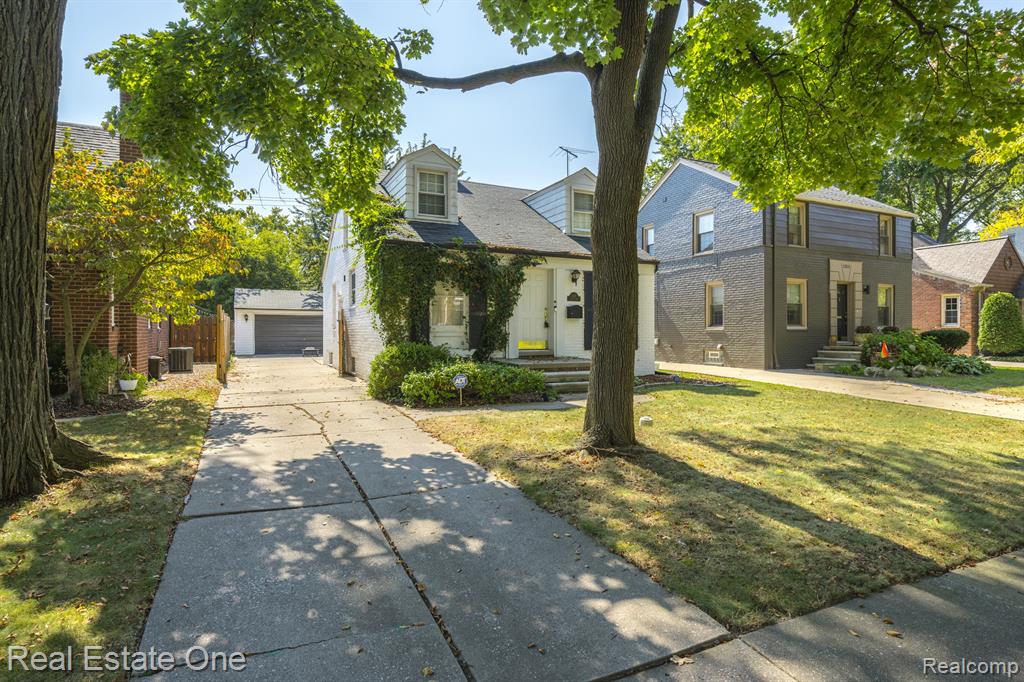 1347 Hampton Road Grosse Pointe Woods, MI 48236 - Photo 1 of 32 Gallery Image 1