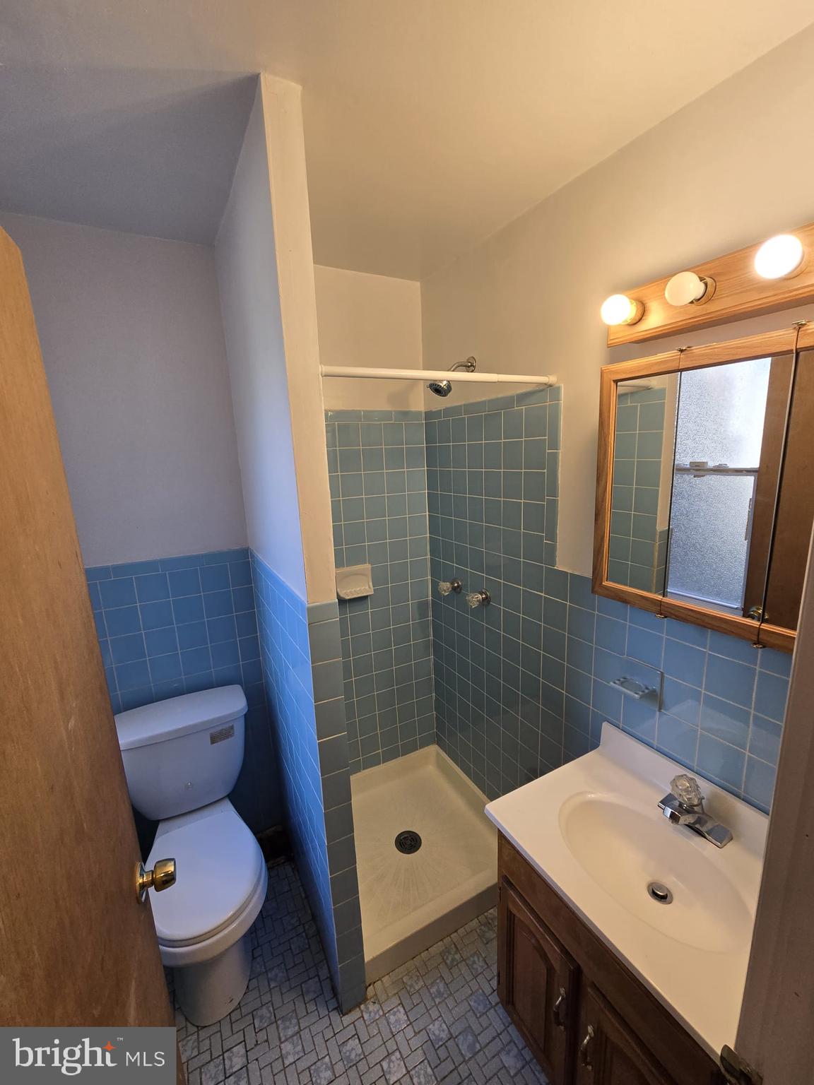 3410 North 16th Street Philadelphia, PA 19140 - Photo 8 of 20 a bathroom with a sink toilet and shower
