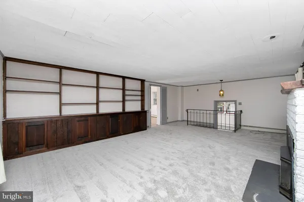 a view of a livingroom with furniture