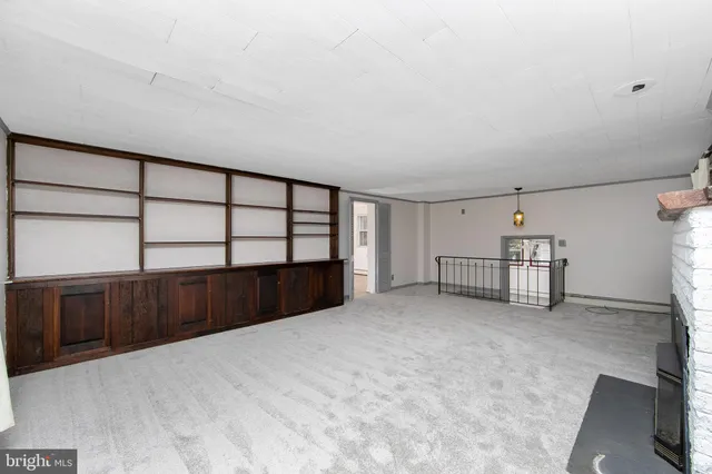 a view of a livingroom with furniture