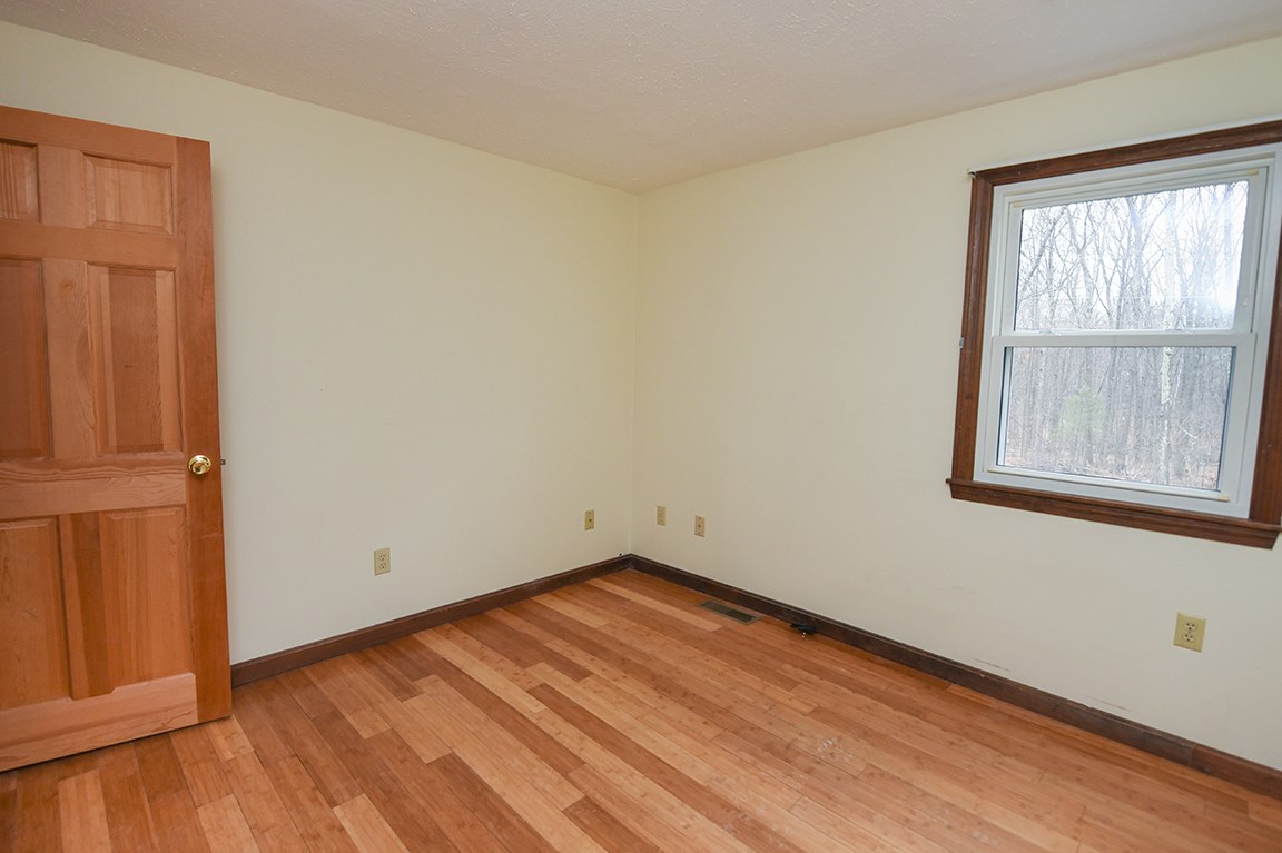 7 Old Manchester Road Derry, NH 03038 - Photo 13 of 25