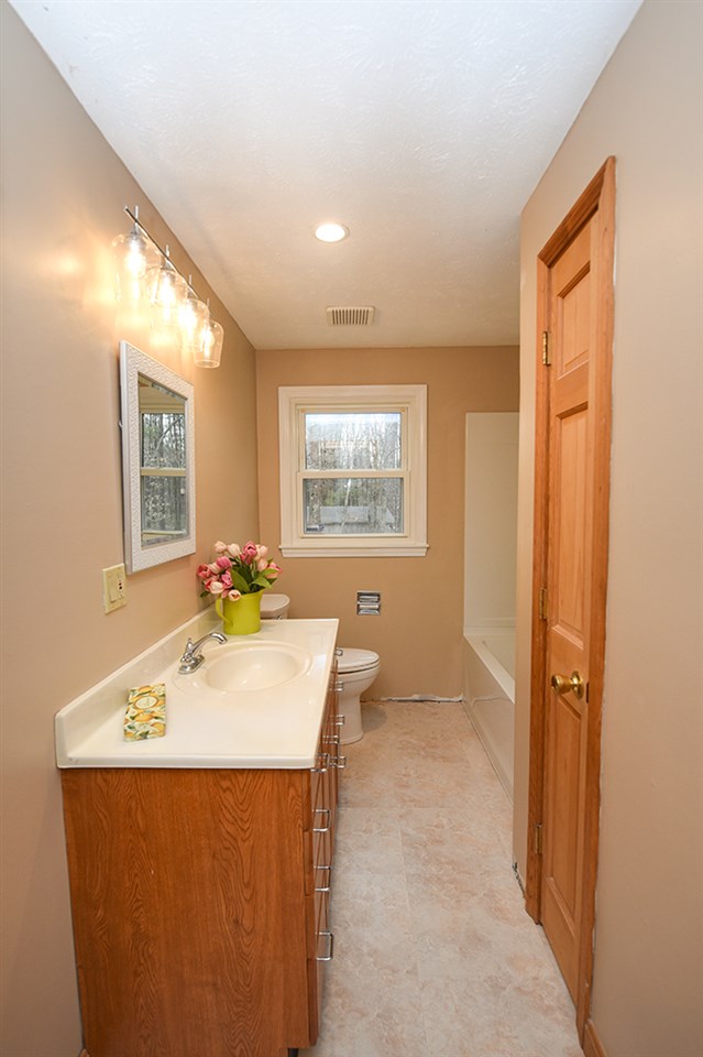 7 Old Manchester Road Derry, NH 03038 - Photo 14 of 25