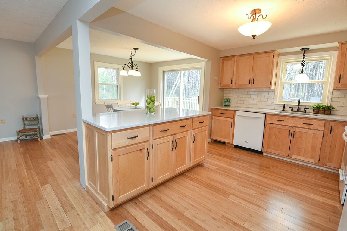 7 Old Manchester Road Derry, NH 03038 - Photo 3 of 25