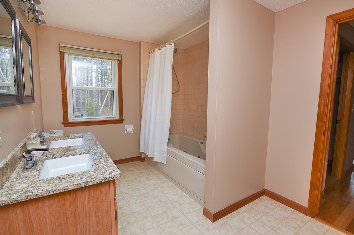 7 Old Manchester Road Derry, NH 03038 - Photo 21 of 25
