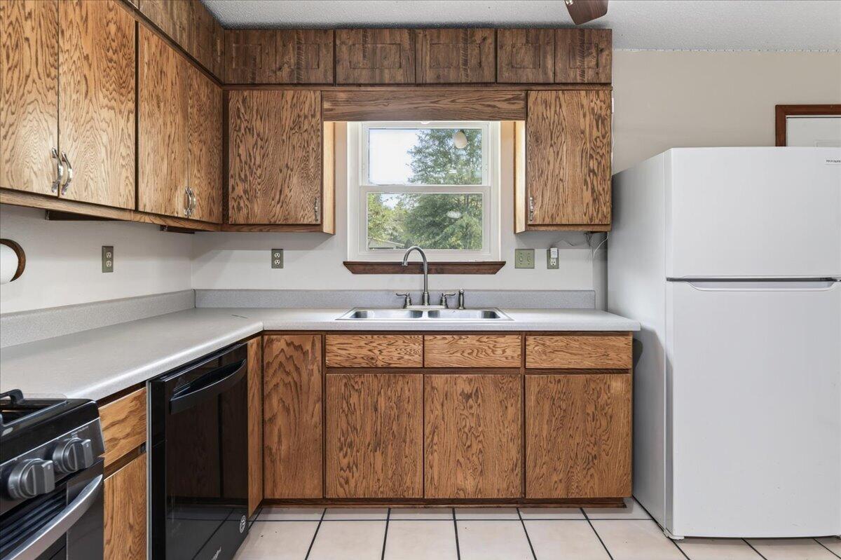 4568 Yellow Bluff Road Crestview, FL 32539 - Photo 24 of 63 Kitchen with eat-at bar