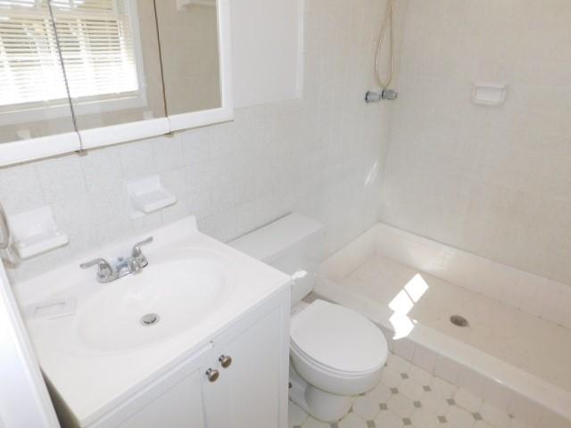 879 Forest Ridge Drive Southeast Marietta, GA 30067 - Photo 17 of 29 a bathroom with a sink a toilet and shower