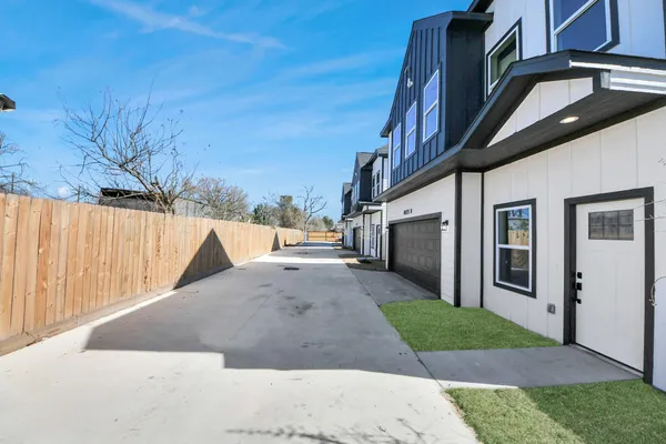 a view of a house with backyard