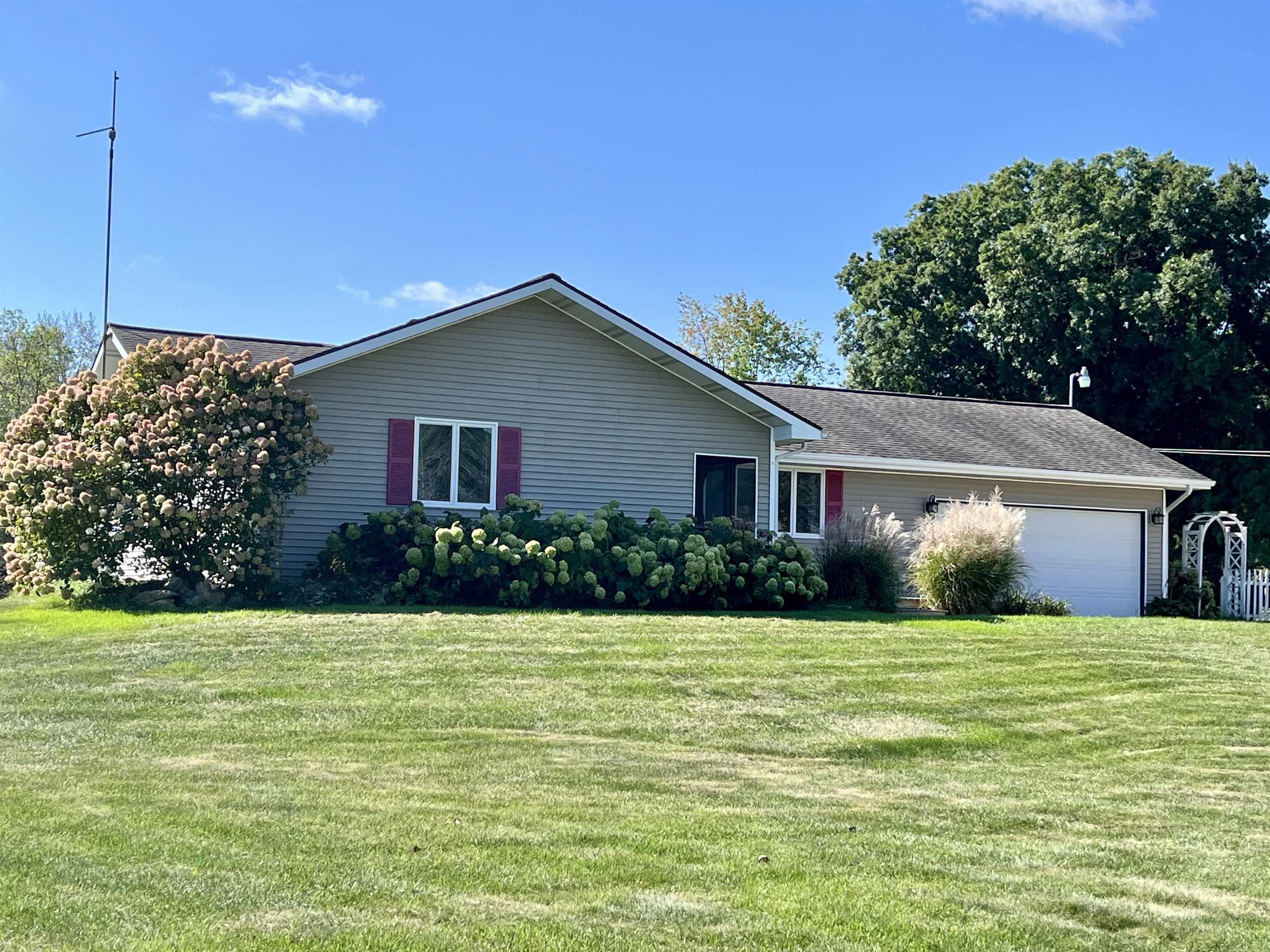 2330 East Surrey Road Farwell, MI 48622 - Photo 2 of 60 1926963-39b5f22a-2a15-4892-bb4f-ef7e41ea4952.JPG