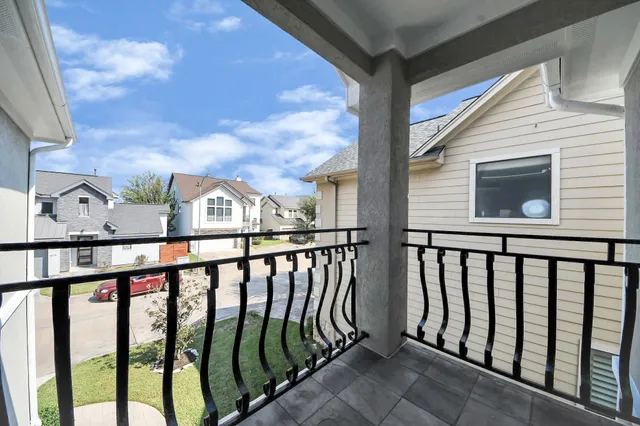 a view of a house with backyard and a garden