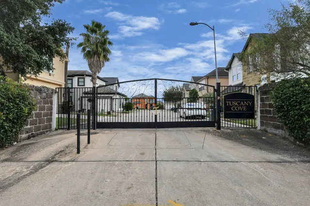 $2,799 | 1493 Silverado Drive, Houston, TX 77077