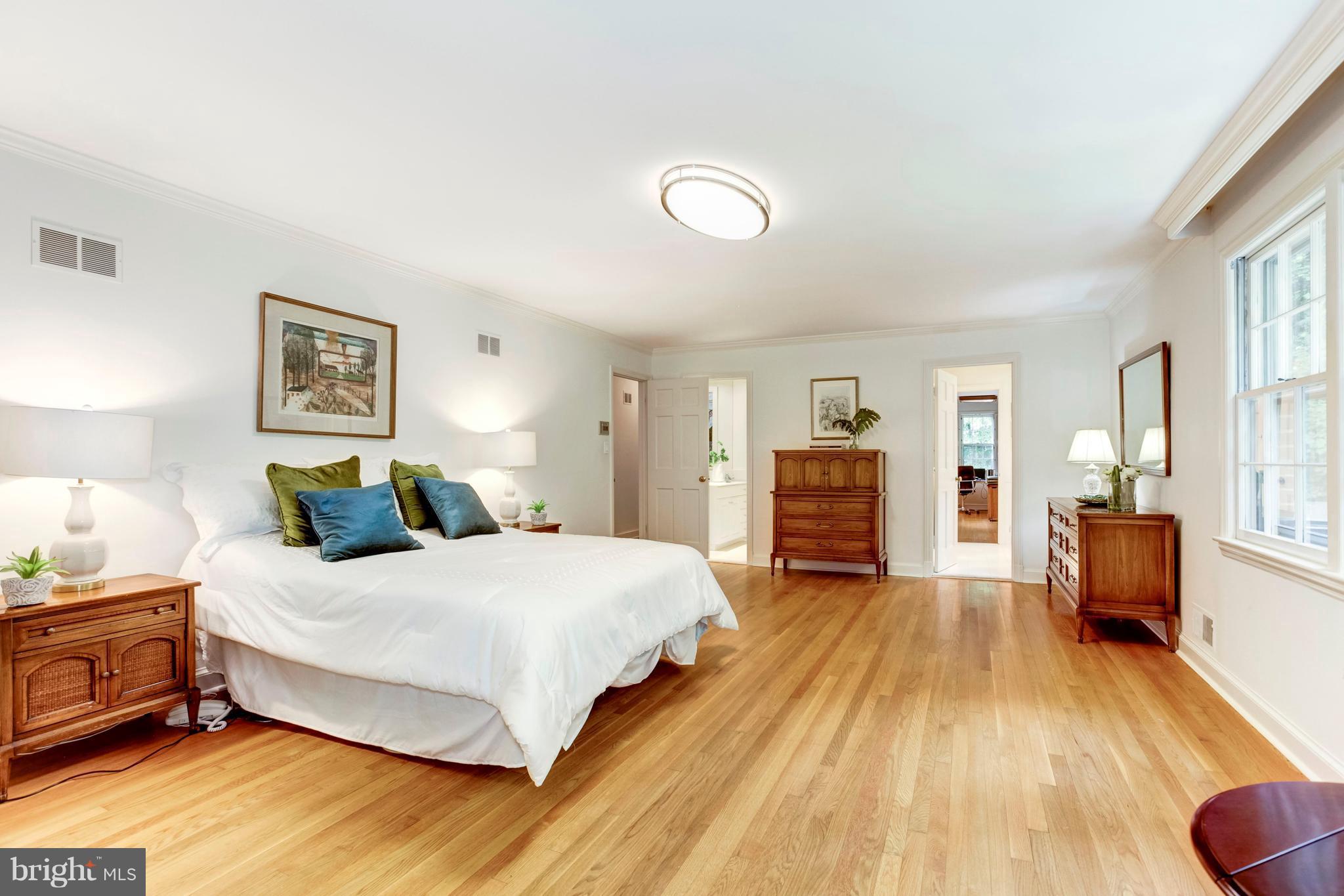 7204 Helmsdale Road Bethesda, MD 20817 - Photo 12 of 30 Expansive owner's bedroom