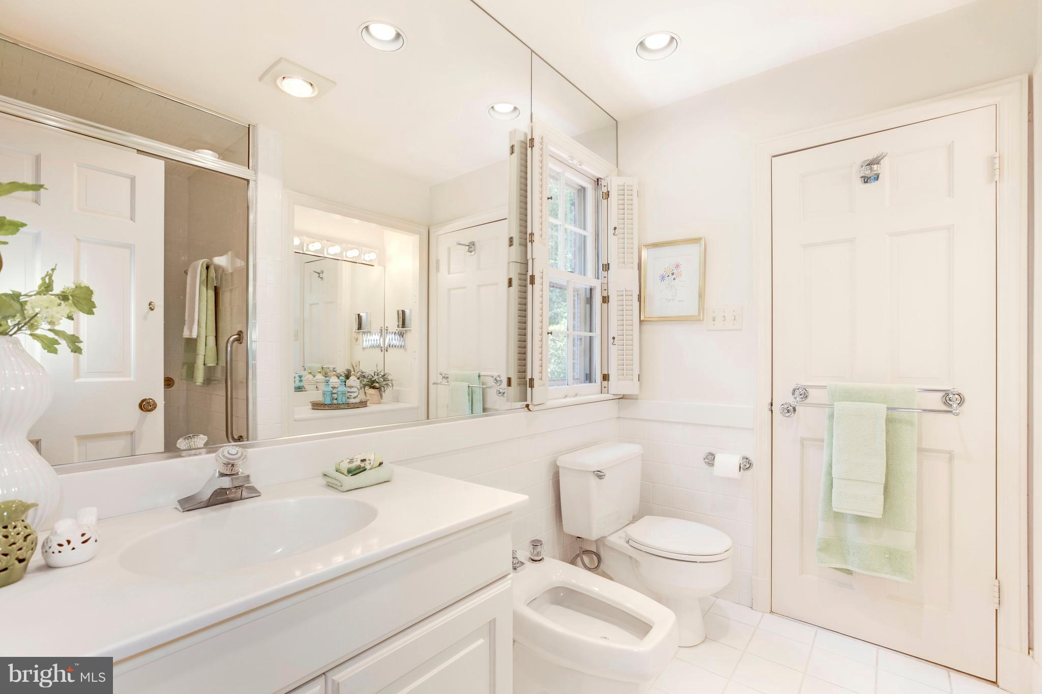 7204 Helmsdale Road Bethesda, MD 20817 - Photo 14 of 30 Owner's bath