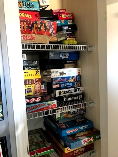 84 Candlegate Circle Matteson, IL 60443 - Photo 11 of 15 a room with stainless steel appliances and a table