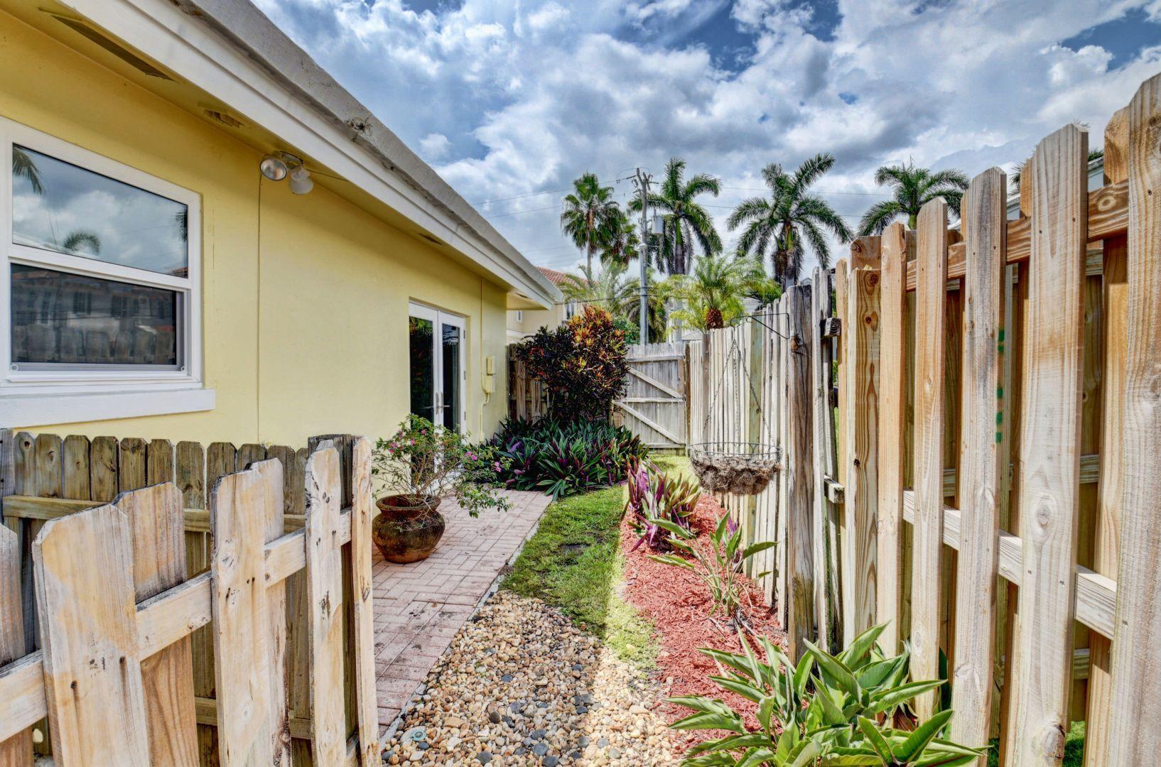 470 Northeast Spanish Trail Boca Raton, FL 33432 - Photo 40 of 42 SIDE YARD