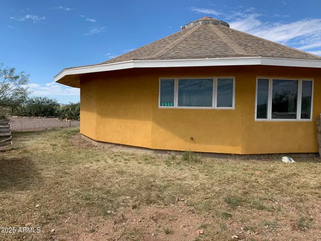 a view of a house with backyard