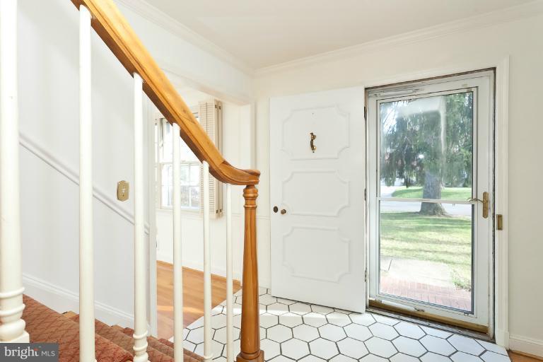 7916 Ruxway Road Towson, MD 21204 - Photo 2 of 20 Center Hall Entrance