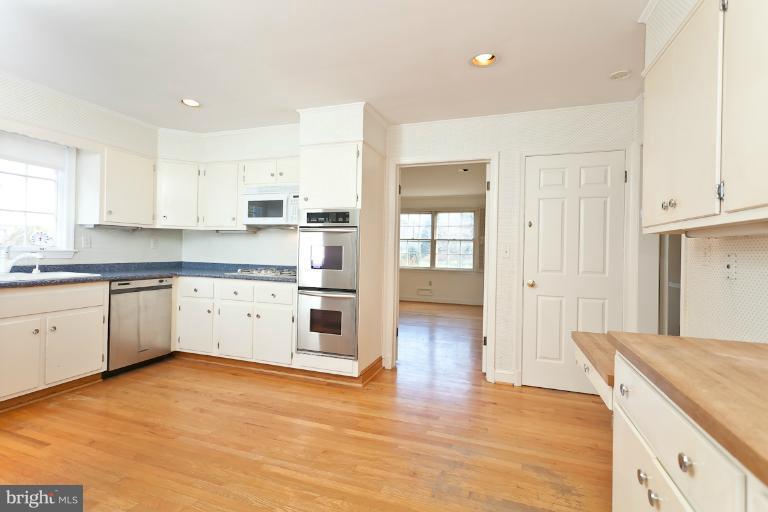 7916 Ruxway Road Towson, MD 21204 - Photo 3 of 20 Kitchen w/access to Dining Room