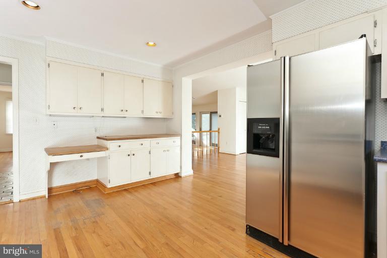 7916 Ruxway Road Towson, MD 21204 - Photo 5 of 20 Kitchen w/access to breakfast and family room