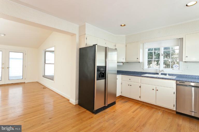 7916 Ruxway Road Towson, MD 21204 - Photo 8 of 20 Kitchen w/access to Breakfast Room